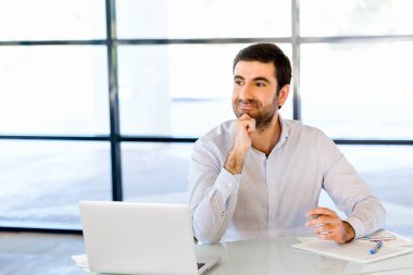 Ofisinde dalgın işadamı