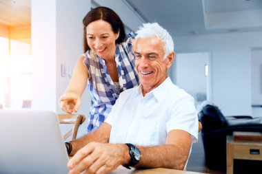 Mutlu modern Olgun çift üstünde laptop evde çalışma