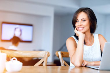 Onu laptop çalışan genç güzel kadın