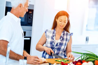 Evli çift evde yemek