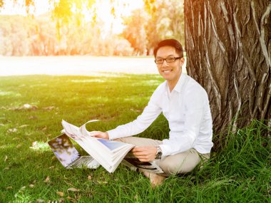 Genç işadamı Park onun mola sırasında rahatlatıcı