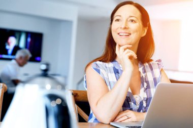 Onu laptop çalışan olgun güzel kadın