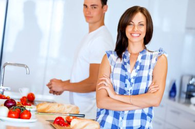 Çift birlikte evde yemek