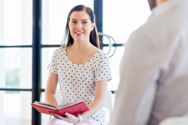 İş adamları görüşmesinde ofiste