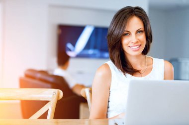 Onu laptop çalışan genç güzel kadın
