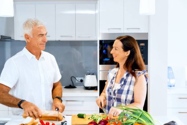 Olgun çift evde yemek