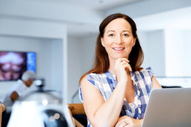 Onu laptop çalışan olgun güzel kadın