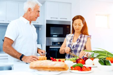 Evli çift evde yemek