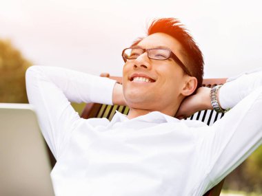 Genç işadamı Park onun mola sırasında rahatlatıcı