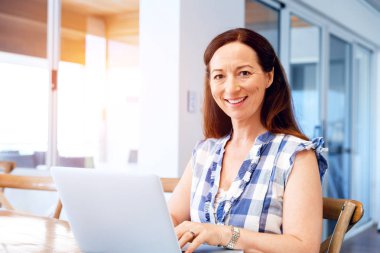 Onu laptop çalışan olgun güzel kadın