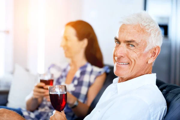 Portrait d'un couple prenant un verre de vin rouge — Photo