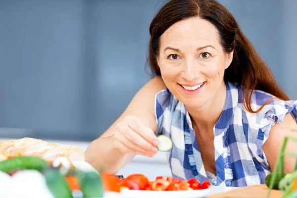 Mulher bonita de pé na cozinha — Fotografia de Stock