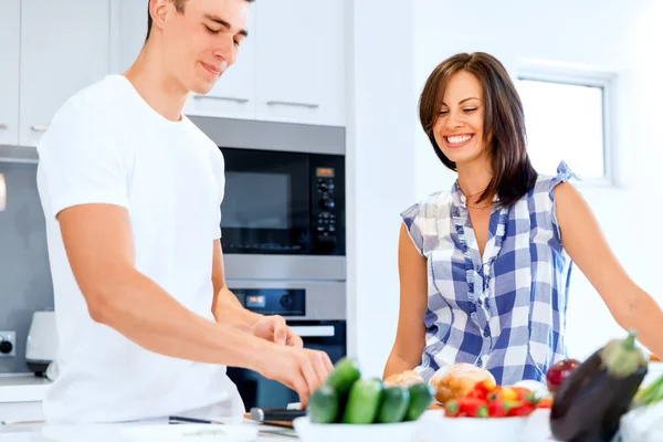 Pár spolu vaření doma — Stock fotografie