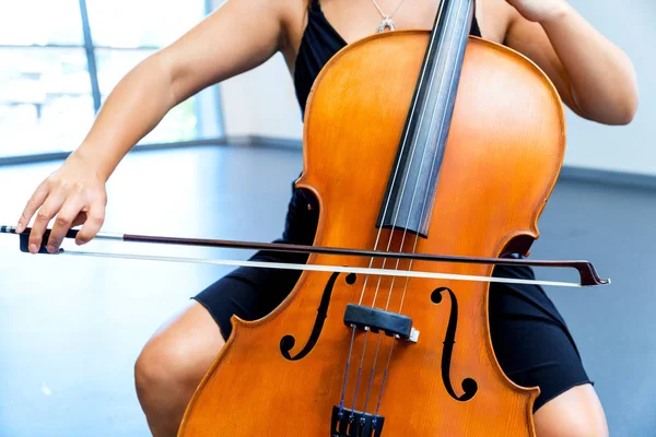 Donna che suona il violoncello — Foto Stock