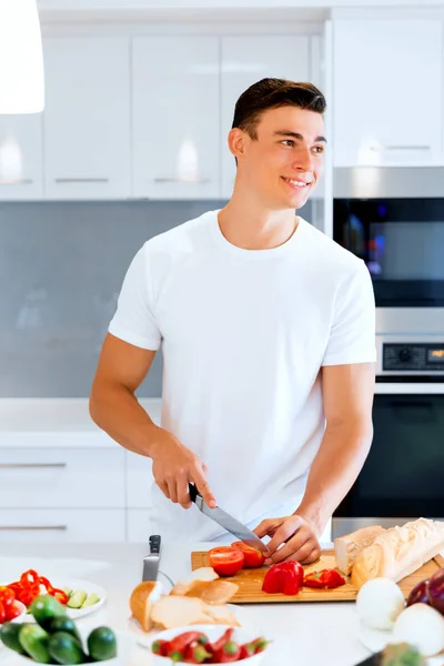 Hombre joven cocinando — Foto de Stock