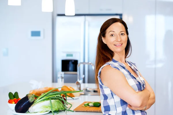 Schöne Frau steht in der Küche — Stockfoto