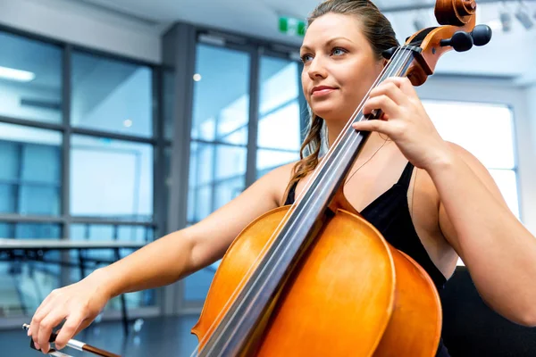 Femme jouant du violoncelle — Photo