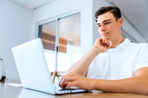 Man working on laptop at home — Stock Photo, Image