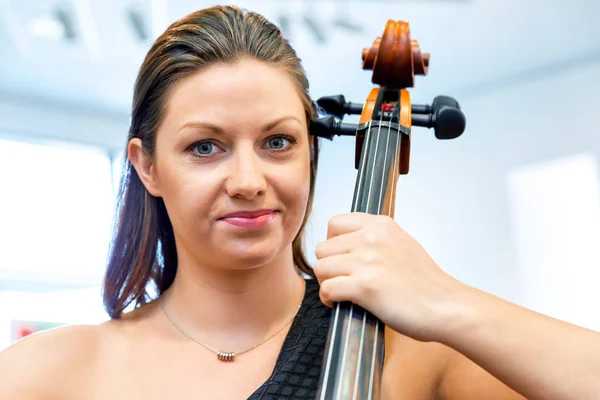 Frau spielt Cello — Stockfoto