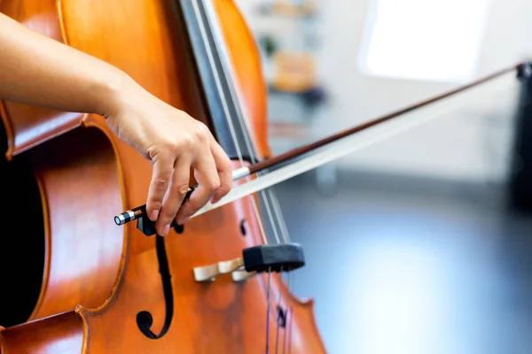 Close up de violoncelo com arco nas mãos — Fotografia de Stock