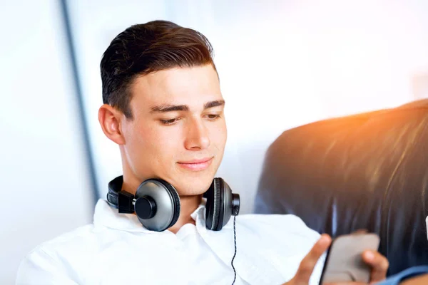 Portrait of young man holding phone — Stock Photo, Image