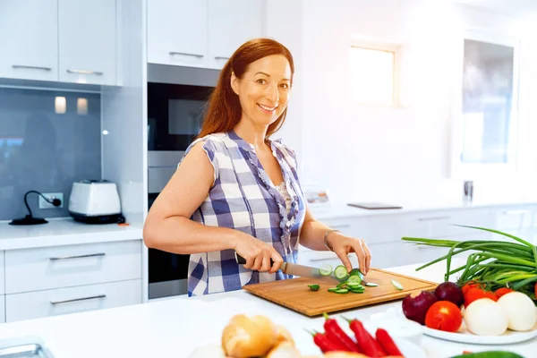 Belle femme debout dans la cuisine — Photo