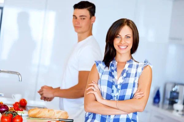 Pareja cocinando juntos en casa —  Fotos de Stock