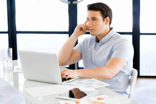 Schöner Geschäftsmann, der am Computer arbeitet — Stockfoto