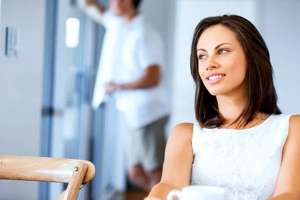 Gelukkige jonge vrouw met kopje thee of koffie — Stockfoto