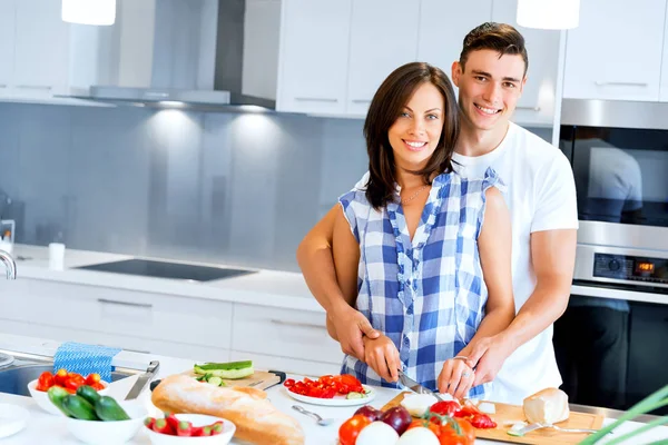 Couple cooking together at home — Stock Photo, Image