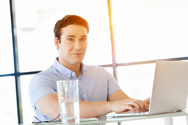 Bonito empresário que trabalha no computador — Fotografia de Stock