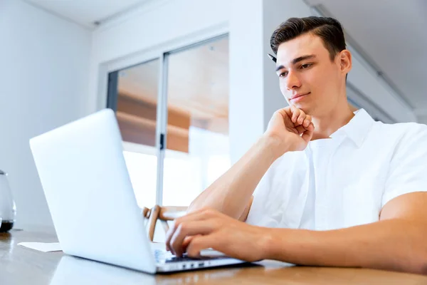 Man die thuis aan laptop werkt — Stockfoto