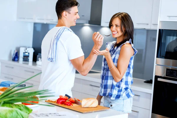 Mutfakta yemek tatma genç Çift — Stok fotoğraf