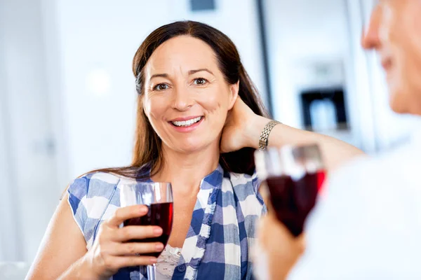 Mujer con una copa de vino en el interior — Foto de Stock