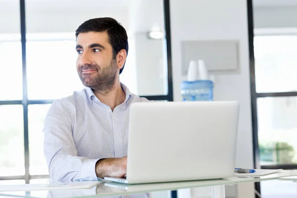 Knappe zakenman werkt op computer — Stockfoto