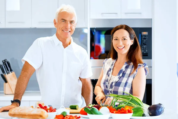 Ältere Paare kochen zu Hause — Stockfoto