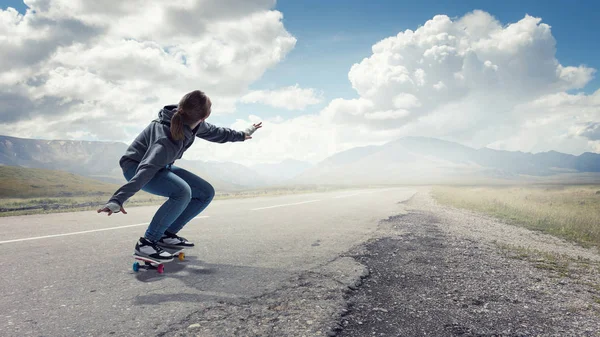 A adolescente anda de skate. Meios mistos — Fotografia de Stock