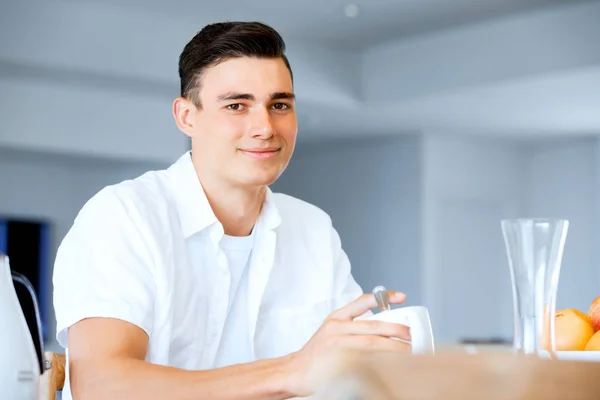 Portrait of a couple having tea at home — Stock Photo, Image