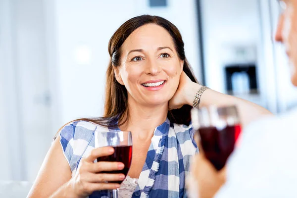 Mujer con una copa de vino en el interior — Foto de Stock