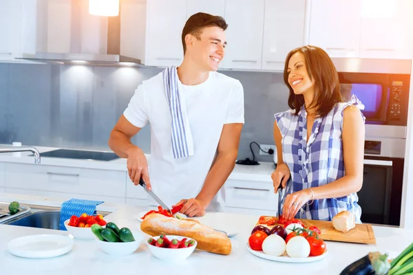 年轻夫妇在家做饭 — 图库照片