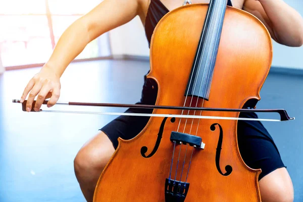 Femme jouant du violoncelle — Photo