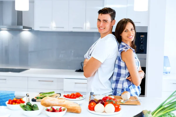 Pareja cocinando juntos en casa — Foto de Stock