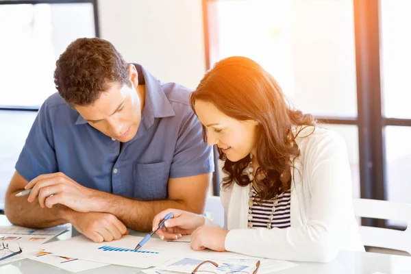 Bilden av två unga affärsmän i office — Stockfoto