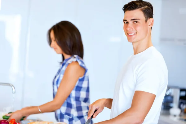 Pareja cocinando juntos en casa — Foto de Stock