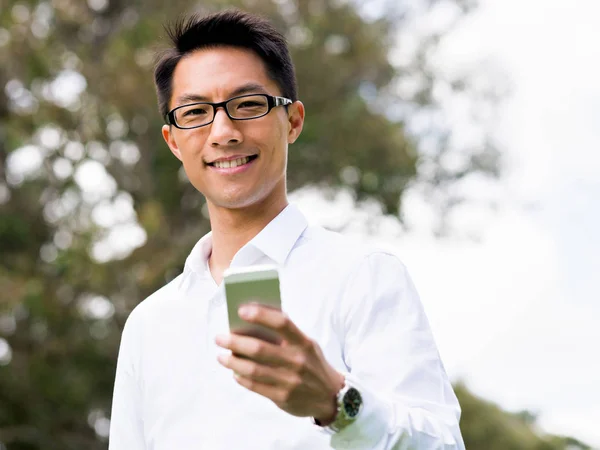 Unternehmer-Porträt mit Handy im Freien — Stockfoto