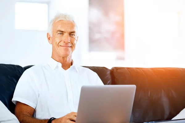 Homem trabalhando no laptop em casa — Fotografia de Stock