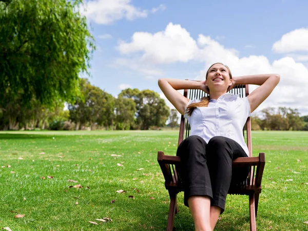Genç işkadını Park onun mola sırasında rahatlatıcı
