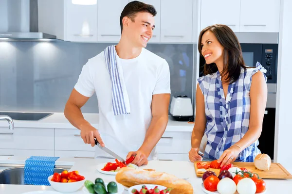 Casal jovem cozinhar em casa — Fotografia de Stock