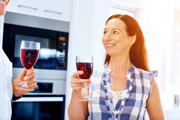 Seniorin mit einem Glas Wein im Haus — Stockfoto
