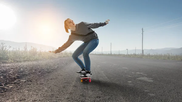 Adolescente monter son skateboard. Techniques mixtes — Photo